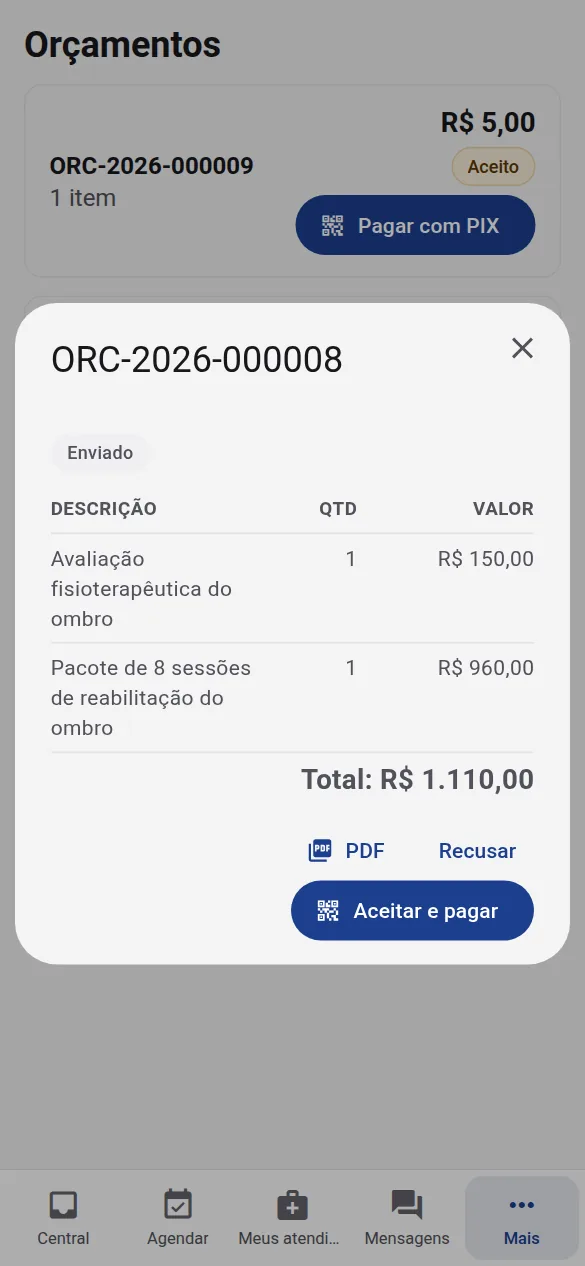 O mesmo orçamento no celular da paciente, com dados de exemplo: os itens, o total e o botão Aceitar e pagar.
